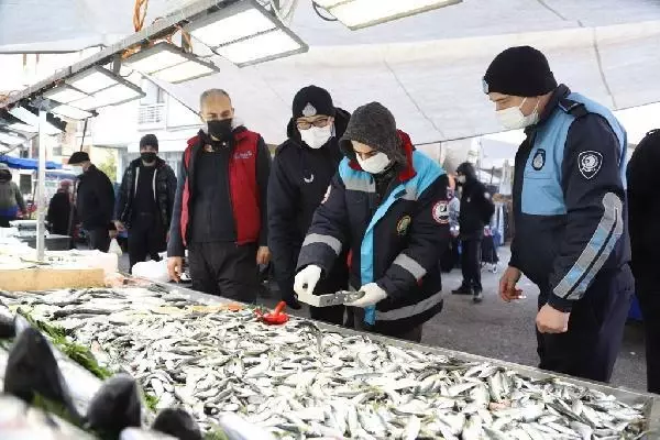 Kartal Belediyesi'nden balık tezgahlarına denetim Kartal Belediyesi'nden balık tezgahlarına denetim