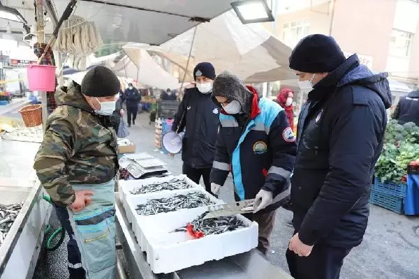 Kartal Belediyesi'nden balık tezgahlarına denetim Kartal Belediyesi'nden balık tezgahlarına denetim