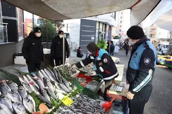 Kartal Belediyesi'nden balık tezgahlarına denetim Kartal Belediyesi'nden balık tezgahlarına denetim