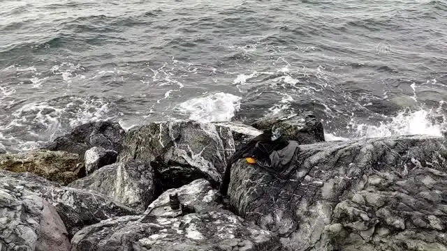 Kartal'da denize atladığından şüphelenilen kişi aranıyor Kartal'da denize atladığından şüphelenilen kişi aranıyor