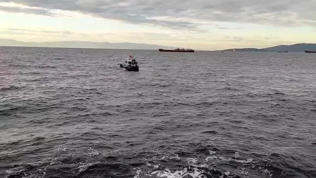 Kartal'da denize atladığından şüphelenilen kişi aranıyor Kartal'da denize atladığından şüphelenilen kişi aranıyor