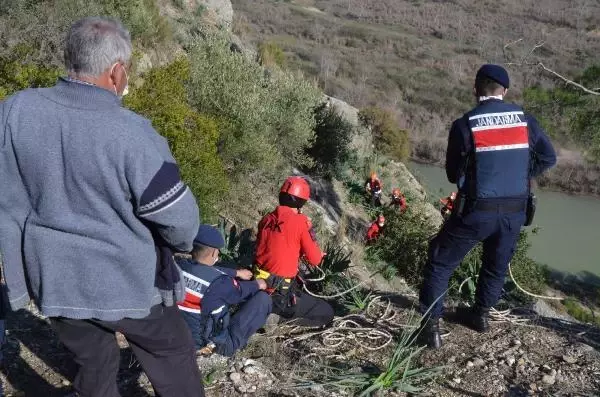 Kayalıkta mahsur kalan 3 keçiyi jandarma kurtardı Kayalıkta mahsur kalan 3 keçiyi jandarma kurtardı