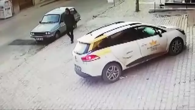 KIRIKKALE - Otomobille taksi çarpıştı: 4 yaralı KIRIKKALE - Otomobille taksi çarpıştı: 4 yaralı