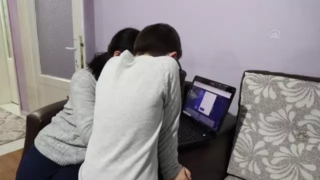 Eğitimlerini uzaktan sürdüren öğrenciler karne notlarına da uzaktan erişti Eğitimlerini uzaktan sürdüren öğrenciler karne notlarına da uzaktan erişti