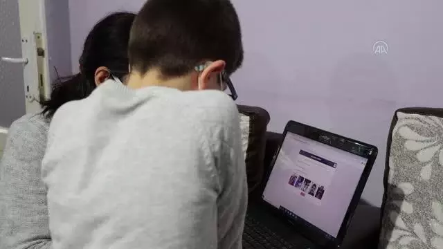 Eğitimlerini uzaktan sürdüren öğrenciler karne notlarına da uzaktan erişti Eğitimlerini uzaktan sürdüren öğrenciler karne notlarına da uzaktan erişti