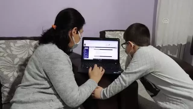Eğitimlerini uzaktan sürdüren öğrenciler karne notlarına da uzaktan erişti Eğitimlerini uzaktan sürdüren öğrenciler karne notlarına da uzaktan erişti