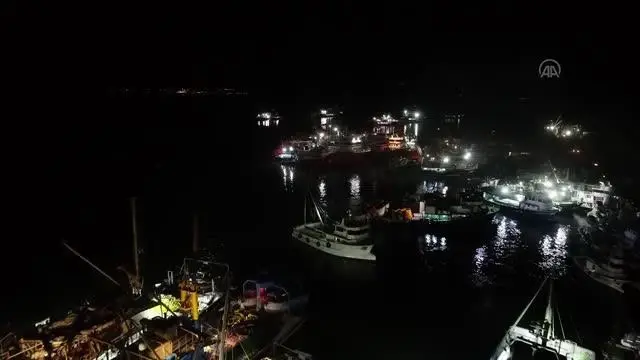 KIRKLARELİ - Yasaklı alan dışında kalan İğneada'da 250 tekne hamsi peşinde KIRKLARELİ - Yasaklı alan dışında kalan İğneada'da 250 tekne hamsi peşinde