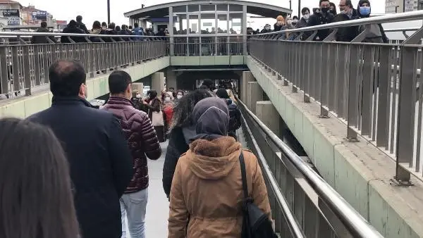 Son dakika haberleri! Kısıtlama öncesi metrobüs yoğunluğu Son dakika haberleri! Kısıtlama öncesi metrobüs yoğunluğu