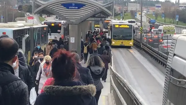 Son dakika haberleri! Kısıtlama öncesi metrobüs yoğunluğu Son dakika haberleri! Kısıtlama öncesi metrobüs yoğunluğu