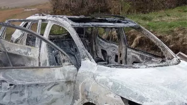Küle dönen araçtan silahla öldürülmüş erkek cesedi çıktı Küle dönen araçtan silahla öldürülmüş erkek cesedi çıktı