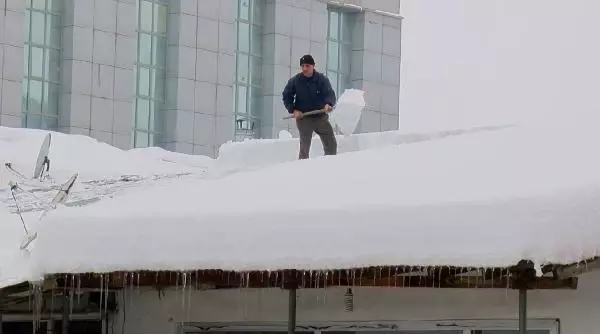 Muş'ta, çatılarda tehlikeli kar temizliği Muş'ta, çatılarda tehlikeli kar temizliği