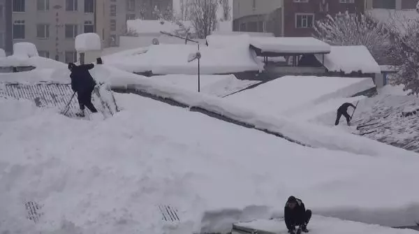 Muş'ta, çatılarda tehlikeli kar temizliği Muş'ta, çatılarda tehlikeli kar temizliği