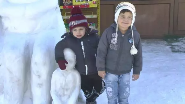 Muşlu marangoz, iş yerinin önünde biriken karla heykeller yaptı Muşlu marangoz, iş yerinin önünde biriken karla heykeller yaptı
