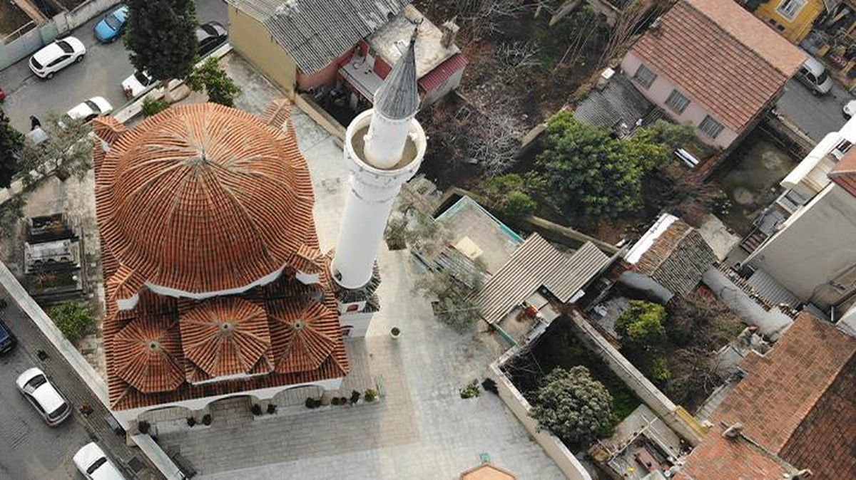 Önce depremde yıkılıp, ardından yakılarak kurşunlanan Üveys Paşa Camisi'nde 453 yıldır ezan sesi susmadı