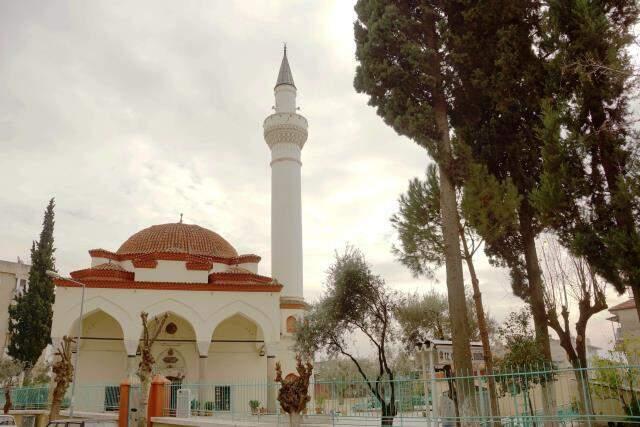 Önce depremde yıkılıp, ardından yakılarak kurşunlanan Üveys Paşa Camisi'nde 453 yıldır ezan sesi susmadı Önce depremde yıkılıp, ardından yakılarak kurşunlanan Üveys Paşa Camisi'nde 453 yıldır ezan sesi susmadı