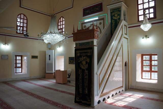 Önce depremde yıkılıp, ardından yakılarak kurşunlanan Üveys Paşa Camisi'nde 453 yıldır ezan sesi susmadı Önce depremde yıkılıp, ardından yakılarak kurşunlanan Üveys Paşa Camisi'nde 453 yıldır ezan sesi susmadı