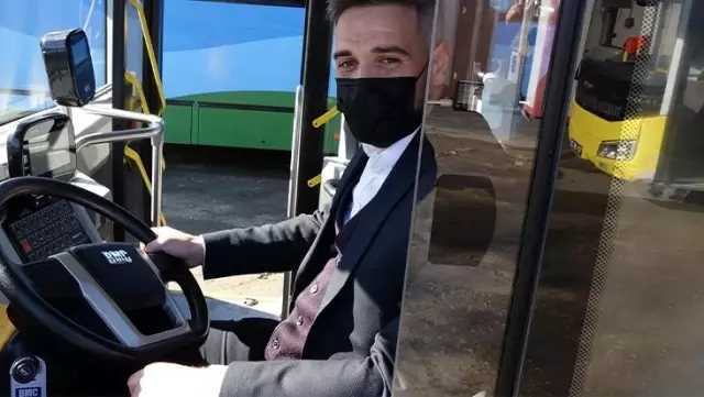 Otobüs şoförü, bulduğu içi altın dolu çantayı sahibine teslim etti Otobüs şoförü, bulduğu içi altın dolu çantayı sahibine teslim etti
