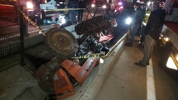 Otomobil, traktöre çarptı: 2 ölü