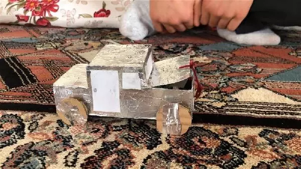 Pandemide evde kalan Berat, atık malzemelerden oyuncak yaptı Pandemide evde kalan Berat, atık malzemelerden oyuncak yaptı