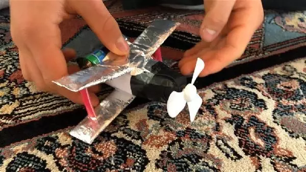 Pandemide evde kalan Berat, atık malzemelerden oyuncak yaptı Pandemide evde kalan Berat, atık malzemelerden oyuncak yaptı