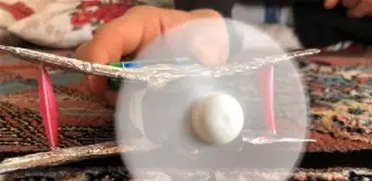 Pandemide evde kalan Berat, atık malzemelerden oyuncak yaptı