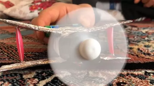 Pandemide evde kalan Berat, atık malzemelerden oyuncak yaptı Pandemide evde kalan Berat, atık malzemelerden oyuncak yaptı