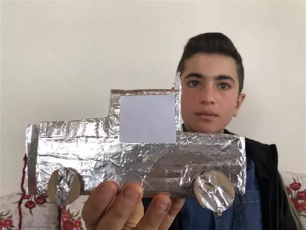 Pandemide evde kalan Berat, atık malzemelerden oyuncak yaptı Pandemide evde kalan Berat, atık malzemelerden oyuncak yaptı