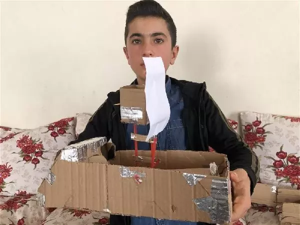Pandemide evde kalan Berat, atık malzemelerden oyuncak yaptı Pandemide evde kalan Berat, atık malzemelerden oyuncak yaptı