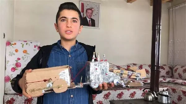 Pandemide evde kalan Berat, atık malzemelerden oyuncak yaptı Pandemide evde kalan Berat, atık malzemelerden oyuncak yaptı