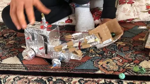 Pandemide evde kalan Berat, atık malzemelerden oyuncak yaptı Pandemide evde kalan Berat, atık malzemelerden oyuncak yaptı