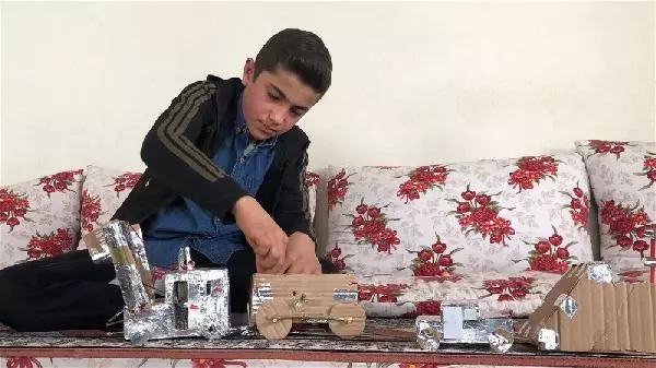 Pandemide evde kalan Berat, atık malzemelerden oyuncak yaptı Pandemide evde kalan Berat, atık malzemelerden oyuncak yaptı