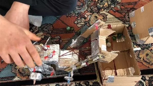 Pandemide evde kalan Berat, atık malzemelerden oyuncak yaptı Pandemide evde kalan Berat, atık malzemelerden oyuncak yaptı