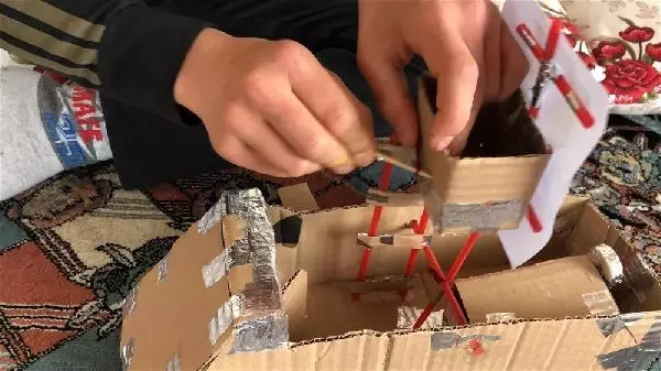 Pandemide evde kalan Berat, atık malzemelerden oyuncak yaptı Pandemide evde kalan Berat, atık malzemelerden oyuncak yaptı