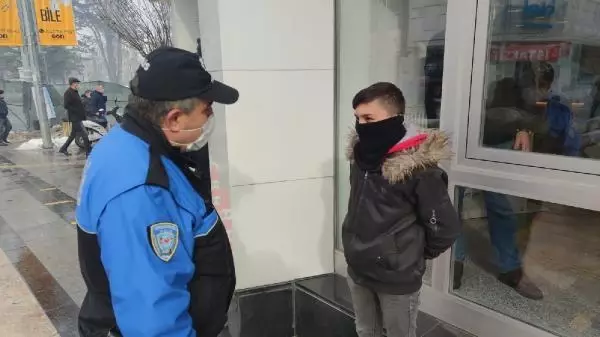 Son dakika gündem: Polisten, bankadaki babasını bekleyen çocuğa: Söyle 900 lira daha fazla çeksin Son dakika gündem: Polisten, bankadaki babasını bekleyen çocuğa: Söyle 900 lira daha fazla çeksin