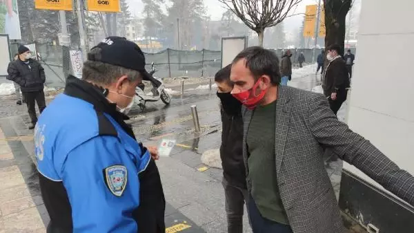 Son dakika gündem: Polisten, bankadaki babasını bekleyen çocuğa: Söyle 900 lira daha fazla çeksin Son dakika gündem: Polisten, bankadaki babasını bekleyen çocuğa: Söyle 900 lira daha fazla çeksin