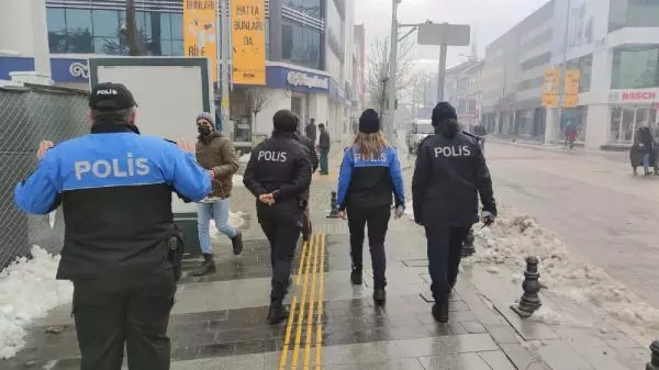 Son dakika gündem: Polisten, bankadaki babasını bekleyen çocuğa: Söyle 900 lira daha fazla çeksin Son dakika gündem: Polisten, bankadaki babasını bekleyen çocuğa: Söyle 900 lira daha fazla çeksin