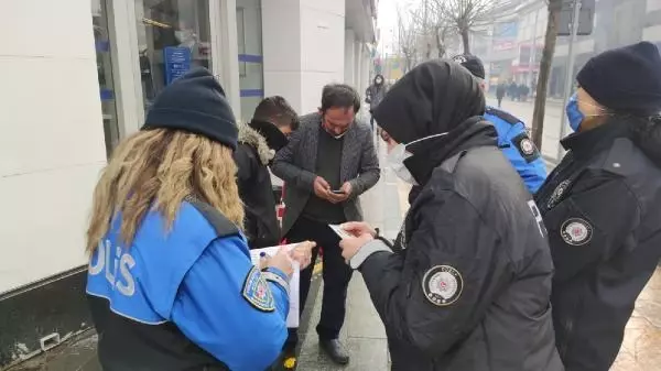Son dakika gündem: Polisten, bankadaki babasını bekleyen çocuğa: Söyle 900 lira daha fazla çeksin Son dakika gündem: Polisten, bankadaki babasını bekleyen çocuğa: Söyle 900 lira daha fazla çeksin