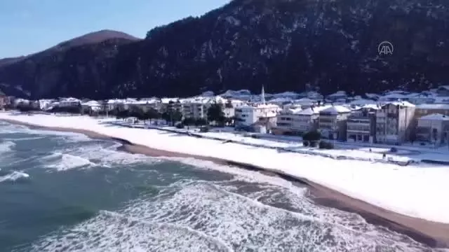 Sahil şeridi beyaz örtüyle kaplandı Sahil şeridi beyaz örtüyle kaplandı