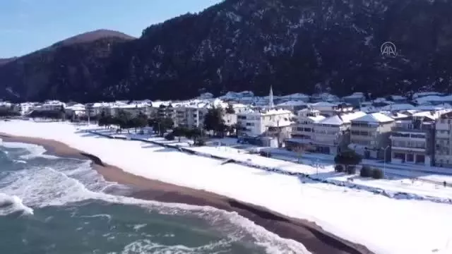 Sahil şeridi beyaz örtüyle kaplandı Sahil şeridi beyaz örtüyle kaplandı