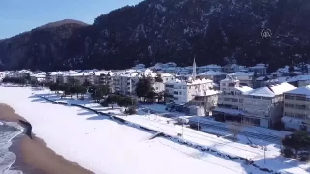 Sahil şeridi beyaz örtüyle kaplandı Sahil şeridi beyaz örtüyle kaplandı