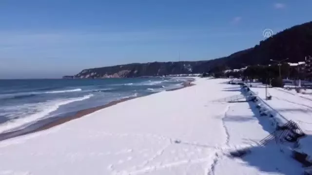 Sahil şeridi beyaz örtüyle kaplandı Sahil şeridi beyaz örtüyle kaplandı