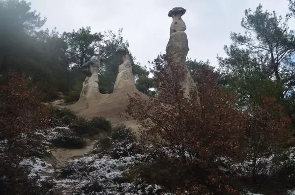 Savaştepe'nin peri bacaları doğal güzelliğiyle dikkat çekiyor Savaştepe'nin peri bacaları doğal güzelliğiyle dikkat çekiyor