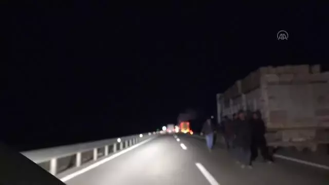 Seyir halindeki tırın dorsesinde yangın çıktı Seyir halindeki tırın dorsesinde yangın çıktı