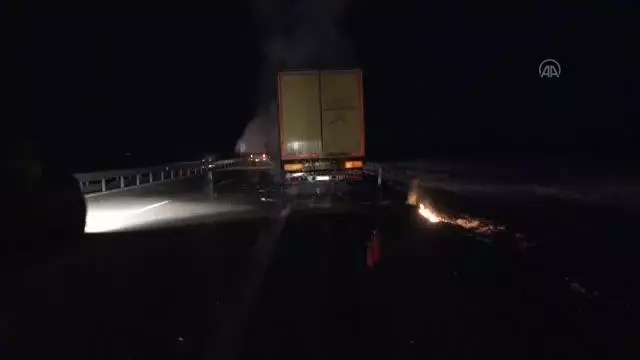Seyir halindeki tırın dorsesinde yangın çıktı Seyir halindeki tırın dorsesinde yangın çıktı