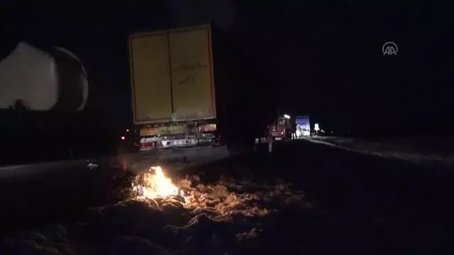 Seyir halindeki tırın dorsesinde yangın çıktı Seyir halindeki tırın dorsesinde yangın çıktı