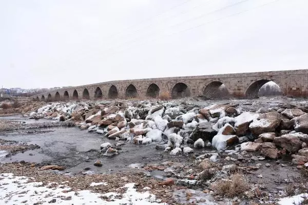 Sivas'ta akarsu ve göller dondu Sivas'ta akarsu ve göller dondu