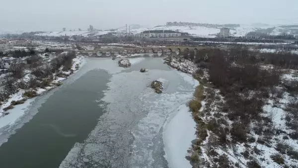 Sivas'ta akarsu ve göller dondu Sivas'ta akarsu ve göller dondu
