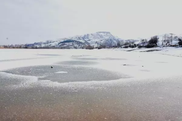 Sivas'ta akarsu ve göller dondu Sivas'ta akarsu ve göller dondu