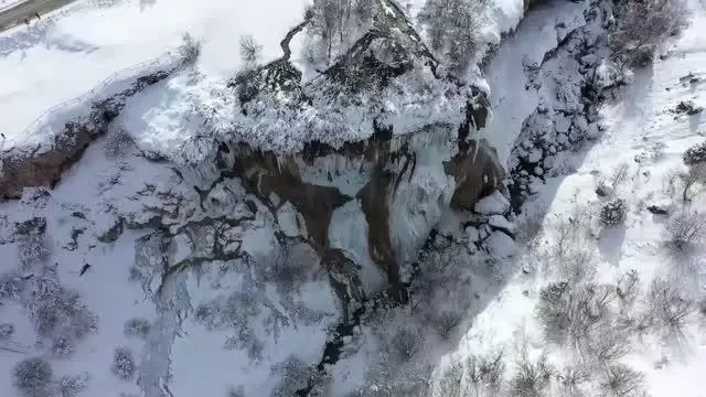 Soğuk hava şelaleyi ve göleti dondurdu Soğuk hava şelaleyi ve göleti dondurdu
