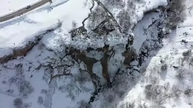 Soğuk hava şelaleyi ve göleti dondurdu Soğuk hava şelaleyi ve göleti dondurdu